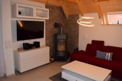 Wohnbereich mit TV, Stereo und Kamin
